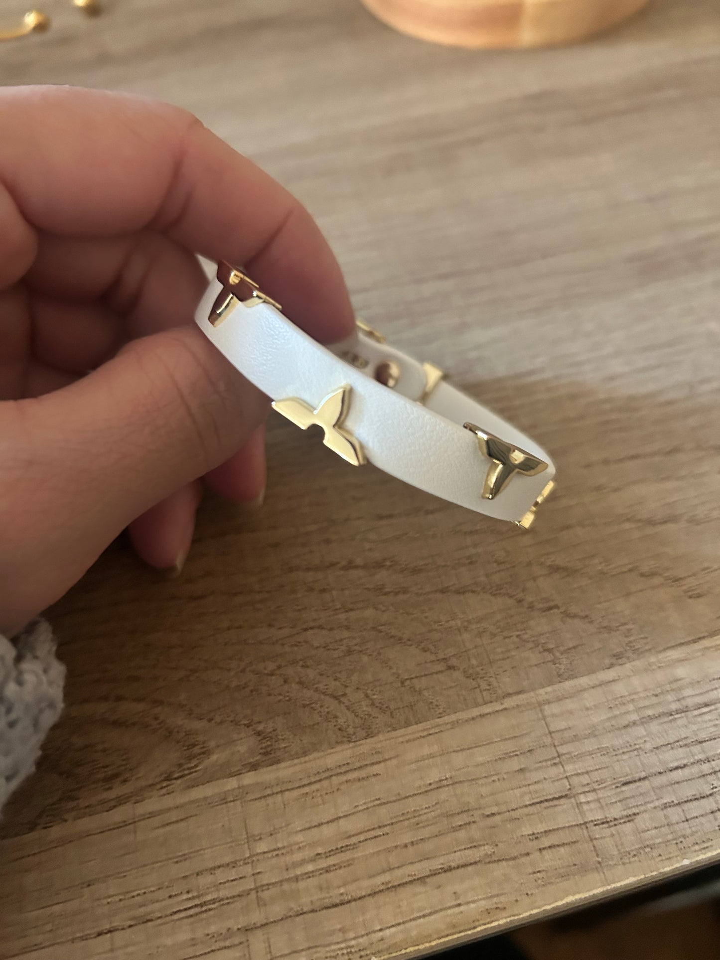 Lv brazalete blanco